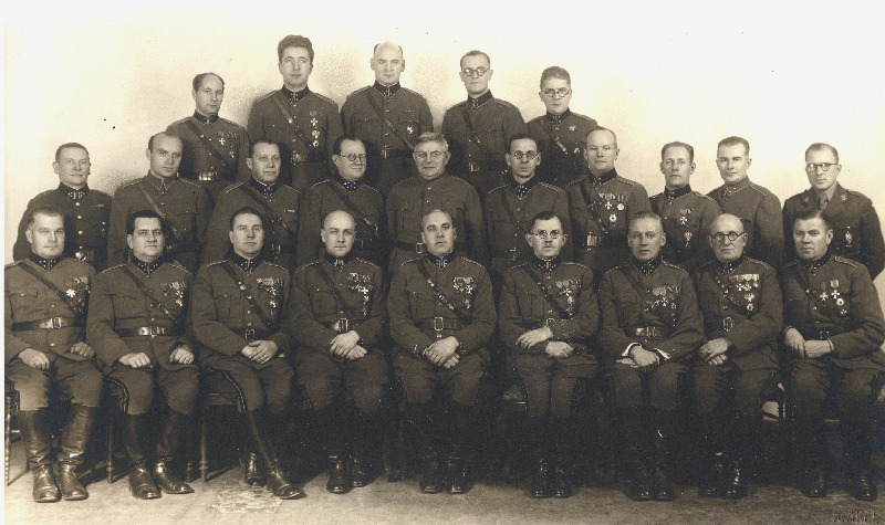 Kaitseliidu Kalevi malevkonna pealikutekogu malevkonna 15. aastapäeval, esimeses reas vasakult: E.Kõppo, N.Mändvere, A.Rebast, V.Arak, malevkonna pealik B.Abrams, E.Liivrand, K.Huuk, M.Adamsoo ja L.Lemmist, teises reas: N.Mirt, A.Kask, prof. J.Vaks, Kuuskmaa, R.Tohver, dr. Veimre, A.Lobjakas, N.Karp, J.Raud, Jurri, kolmandas reas: E.Allandi, H.Aljak, A.Bender, A.Rüütel, O.Koni.