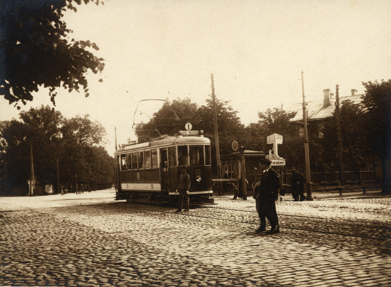 Tramm Kadrioru peatuses.
