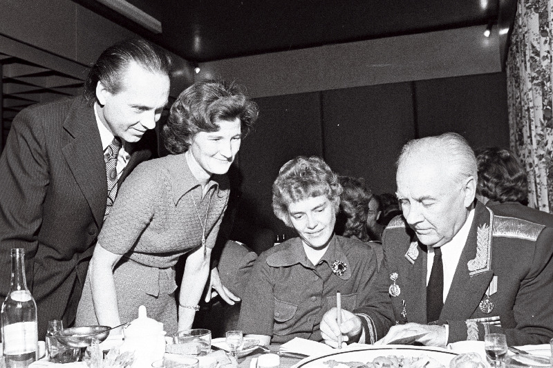 Erukindralmajor Karl Aru (paremal) Tapa noorteklubi „Noorus“ kohtumisõhtul autogramme andmas.