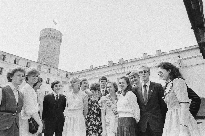 Vabariigi keskkoolide lõpetanud pärast vastuvõttu Eesti NSV Ülemnõukogus Toompea lossi õuel.