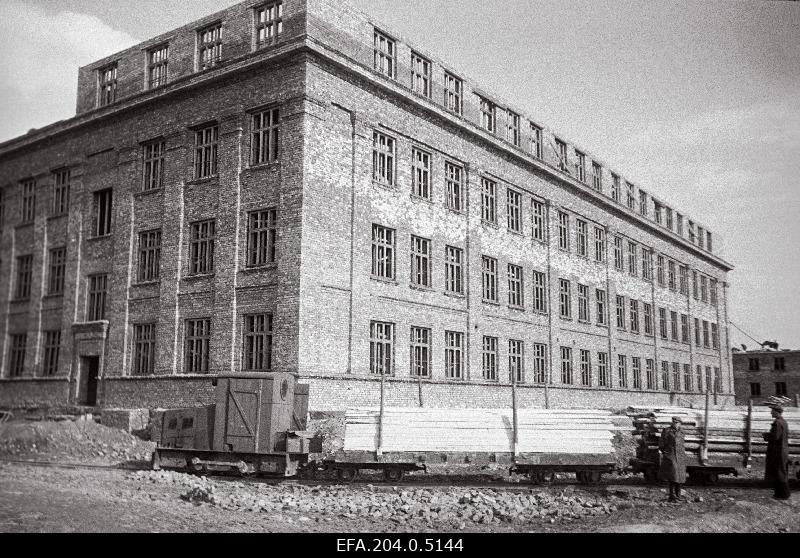 Uue keskkooli ehitus Puru kaevuriasulas.