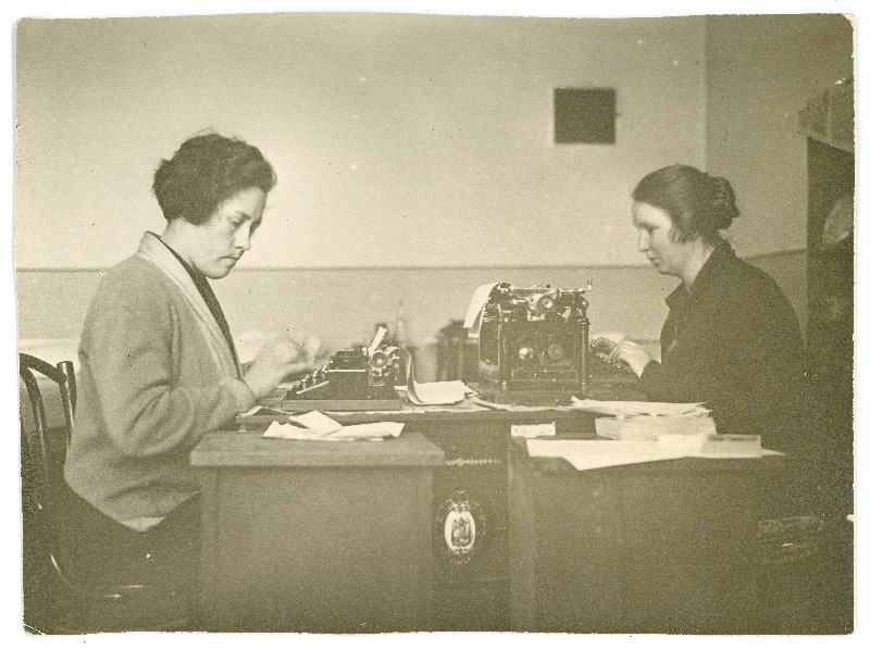 Elviine Käspert ja Alice Stein-Anvelt Moskvas nn Lenini koolis kirjutusmasinate taga protokolle ümber kirjutamas