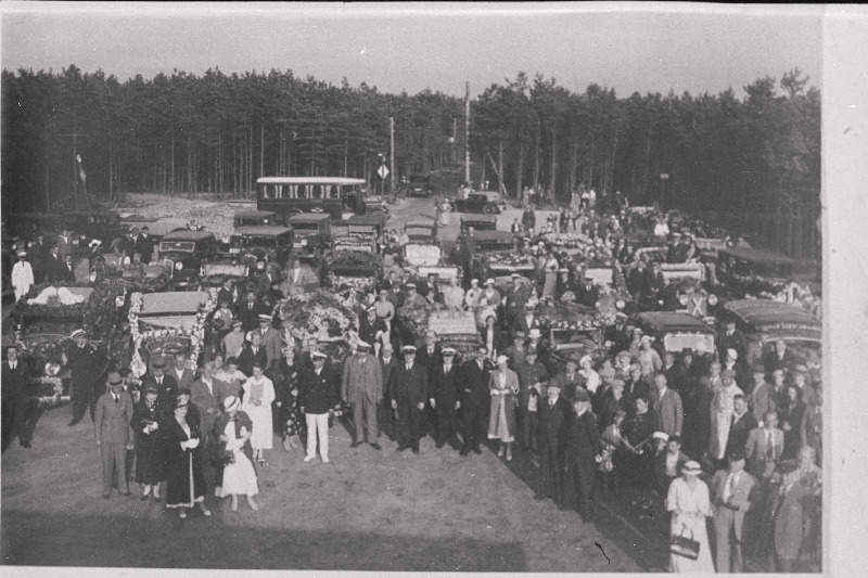 Eesti autoklubi 10. aasta juubeli tähistamisest osavõtjad Ranna restorani ees.