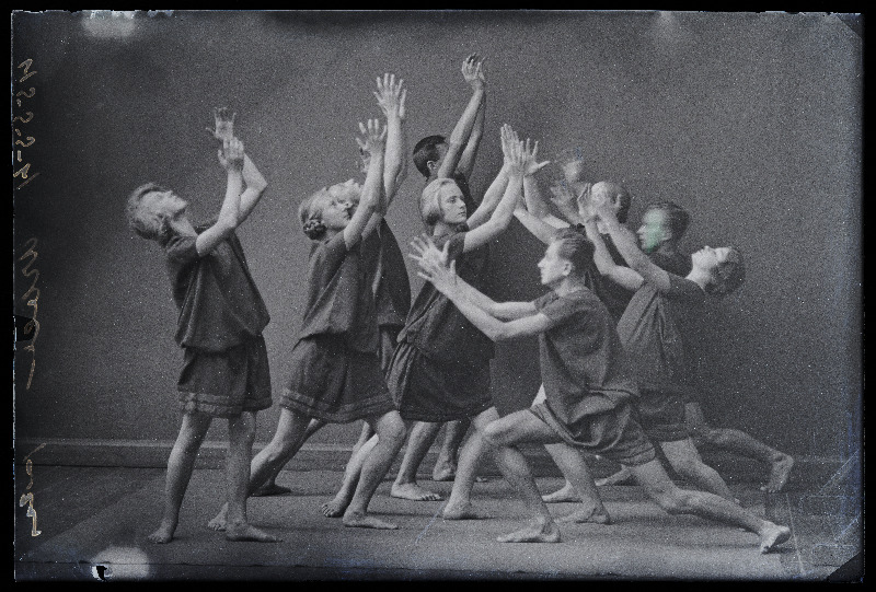 Tantsuõpetaja Ida Urbeli õpilased tantsupoosis, (foto tellija Urbel).