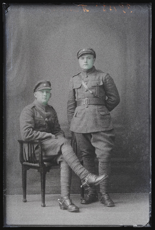 Kaks sõjaväelast, (foto tellija Petrov).