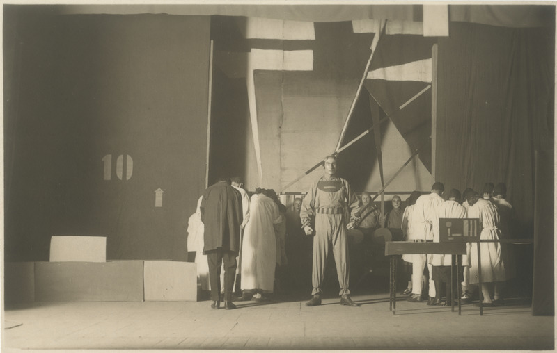 Stseen Draamastuudio lavastusest "Gaas II"