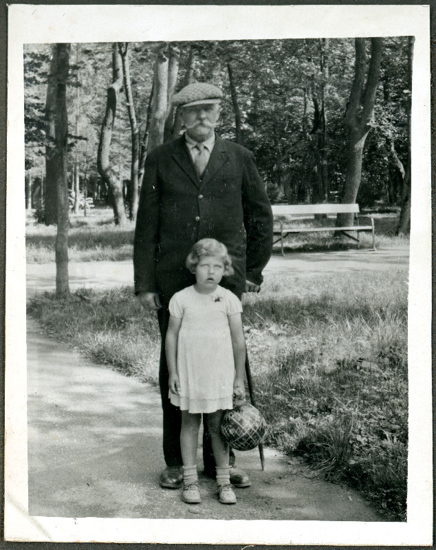Tundmatu mees (Olga Mikkeri isa?) lapsega pargis
