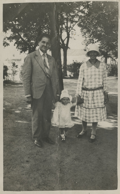 Aleksander Ivan koos määratlemata isikutega