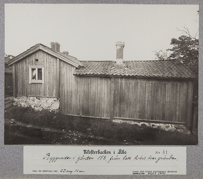 Luostarinmäki; sarjasta Klosterbacken i Åbo nro 41; tontti 158 kuvattuna kujan toiselta puolelta