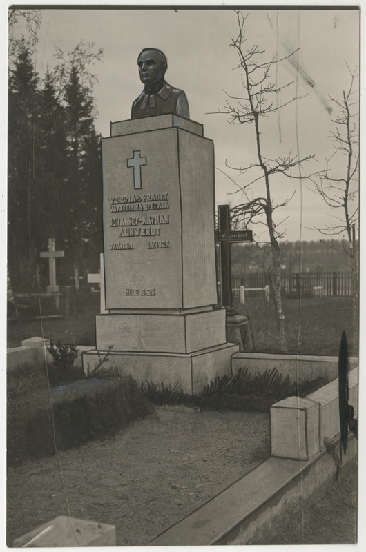 Johannes-Nathan Aunwerdt(Aunväärt), vaimulik, Võrumaa praost ja Vastseliina õpetaja, foto hauasambast