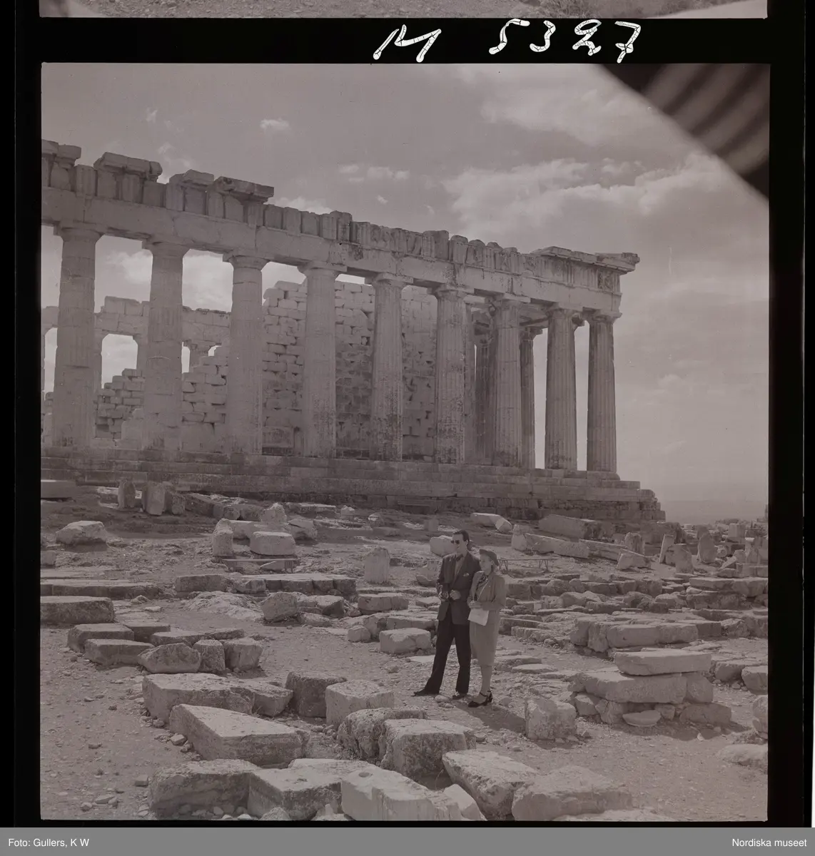 1717/H Aten. Ett par besöker Parthenon-templet, Akropolis.