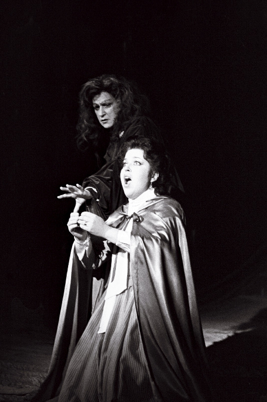 Stseen G. Verdi ooperist “Maskiball” RAT “Estonias”. Ennustaja - Urve Tauts (vasakul) ja Amelia - Tiiu Reinaru.