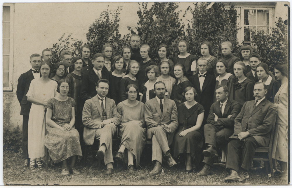 Seltskond õues hoone taustal