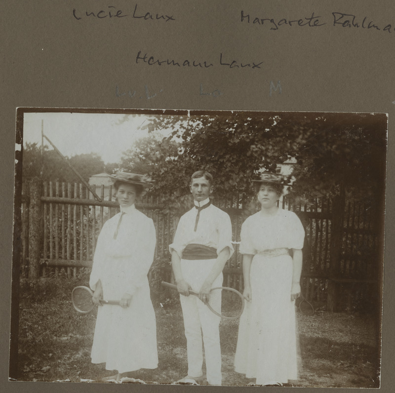 Lucie Laux, Hermann Laux ja Margarete Raehlmann tennisereketitega