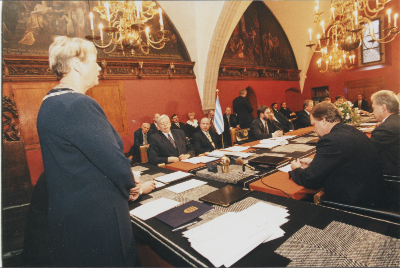 Linnavalitsuse istung raekoja saalis. Sõnavõtuga esineb linnapea Ivi Eenmaa.