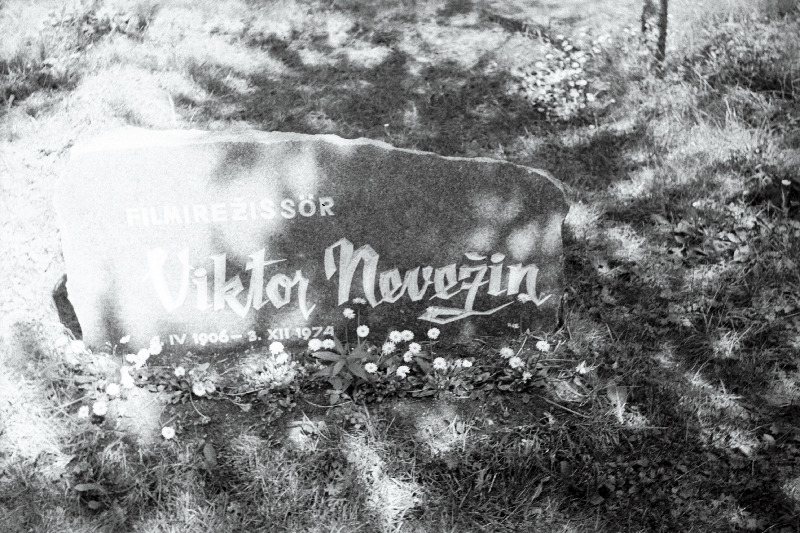 Filmirežissöör Viktor Nevežini hauakivi Pärnamäe kalmistul.