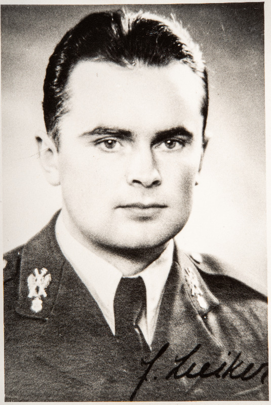 Eesti Vabariigi Sõjaväe Tehnikakool.Pürotehnikaklassi lõpetanud nooremleitnantide portreefotod.Jüri Luiker (1913- 1967)