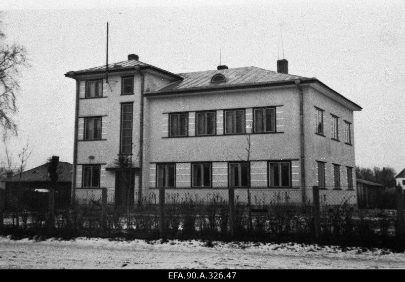 Ratsarügemendi üleajateenijate kasiino (allohvitseride kogu) hoone Kasarmu ja Puiestee tänava nurgal.