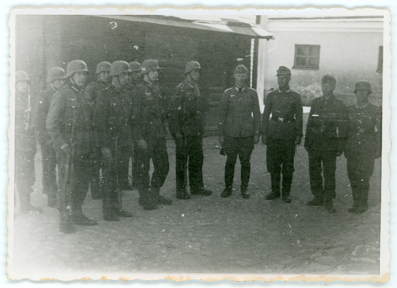Saksa armee mundris ohvitserid ja sõdurid