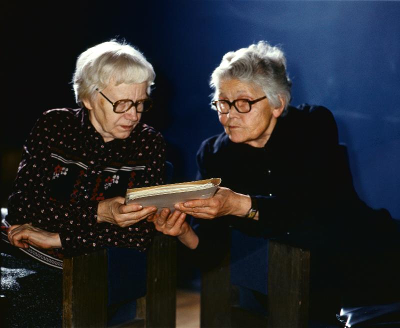 Revolutsiooniveteranid Olga Lauristin ja Marie Limberg (paremal) vestlemas.