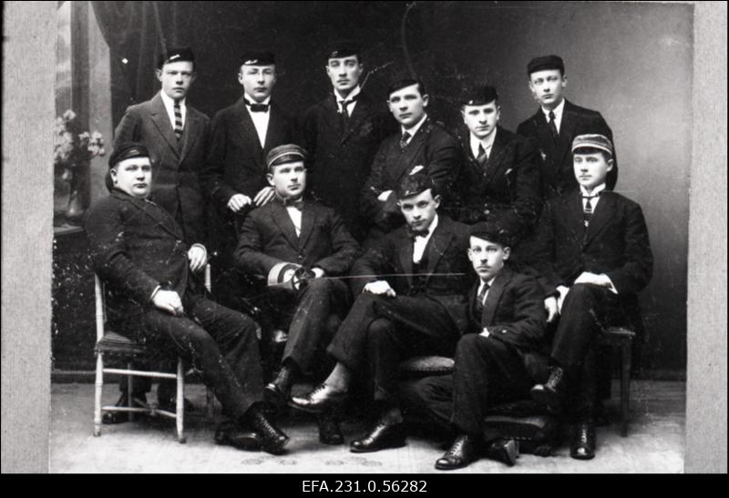 Korporatsiooni „Fraternitas Liviensis“ coetus 1922. aastal I reas (vasakult): M. Tarion, P. Arras, E. Kull, E. Müür, T. Rosenvald; II rida: A. Adams, R. Matsim, J. Bergman, K. Kirachfeldt, Ch. Volmer, F. Jõesaar.