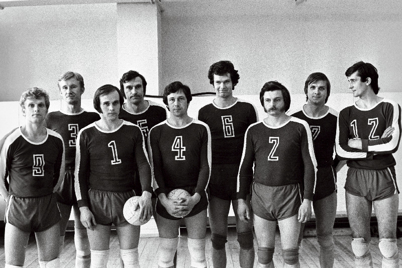 Eesti NSV võrkpallimeistermeeskond "Tallinna Autoveod" (vasakult) Laimons Raudsepp, Tiit Tammaru, Villu Kivisik, Tõnu Jago, Kalle Kukk (mängiv treener), Urmas Saar, Villu Vilberg, Peeter Apart, Jonas Adomaitis.