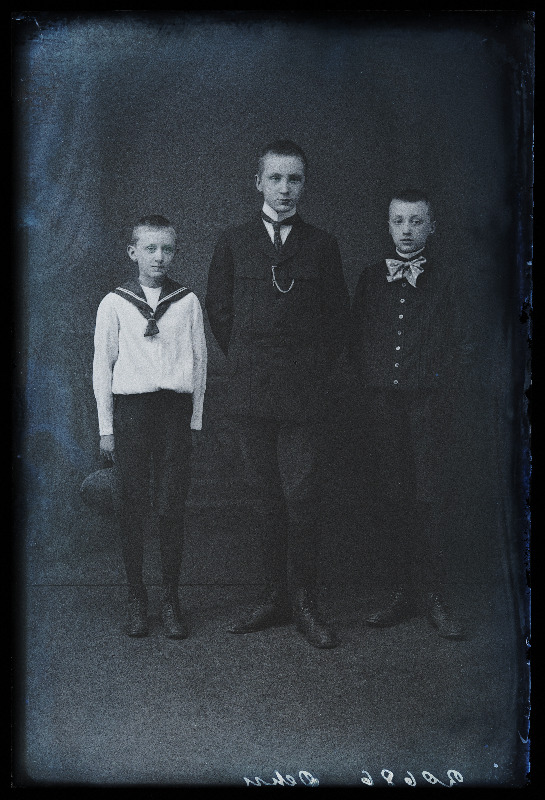 Kolm noormeest, (foto tellija von Dehn).