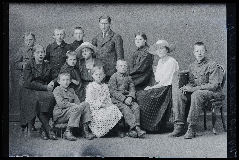 Kirbeni (Läti küla, eestipäraselt Kirbla)) eesti kooli õpilased ja õpetajad, (foto tellija Linda Karu).