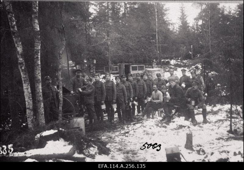 Vabadussõda. 9.Jalaväepolgu sõdurid väliköögi juures supisabas.