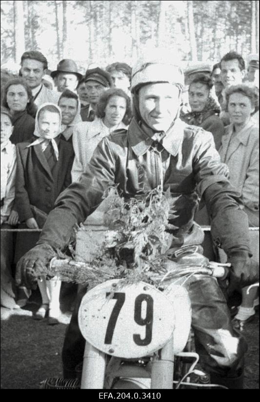 NSV Liidu tšempion motospordis Viktor Põlajev pärast finišeerimist.