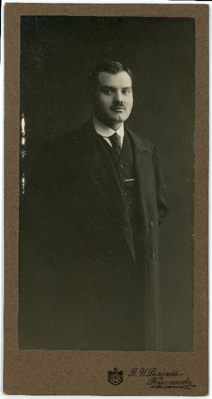 Tundmatu mehe täispikkuses portree