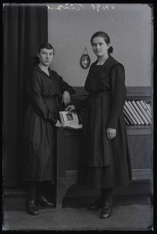 Kaks naist, (foto tellija Räägel).