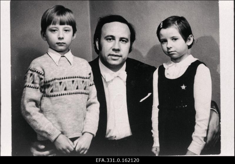 RAT “Estonia” orkestri dirigent Neeme Järvi oma laste Paavo ja Maarikaga.