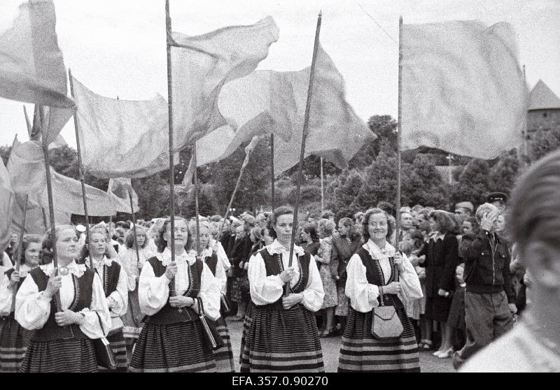 Tallinna laulupäeva rongkäik Võidu väljakul.