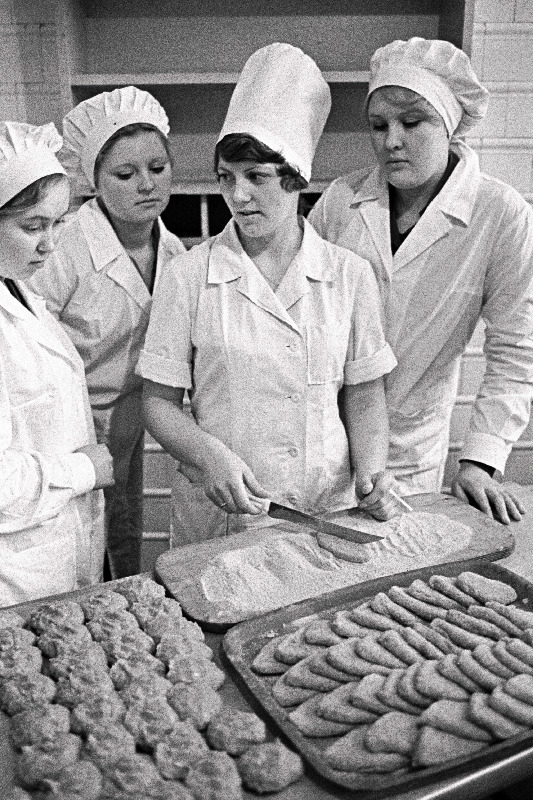 Kutsekeskkooli nr.24 õpilased, tulevased kokad (vasakult) I. Kõngurogova, N. Baltais ja E. Vijand söökla "Sõprus" koka S. Palmiste juhendamisel praktikal.