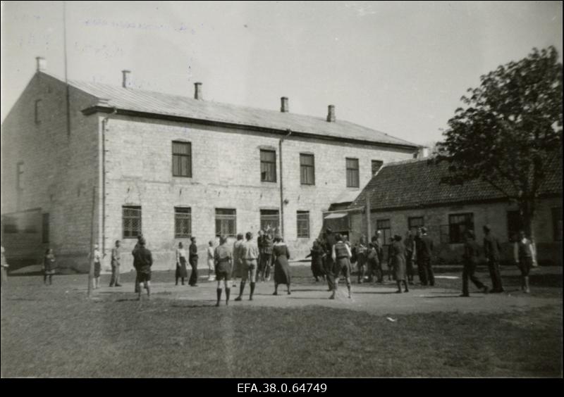 Kuressaare saksa gümnaasiumi õpilased kooliõues palli mängimas.