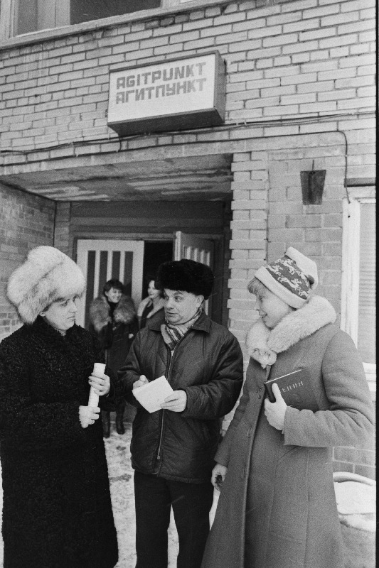 Tootmiskoondise "Silikaat" agitkollektiivi juht Olavi Orusaar instrueerib agitaatoreid Kiira Romanovat (vasakul) ja Valentina Snaiderit.