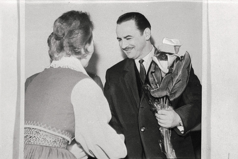 Ungari RV Moskva saatkonna täievolilisele esindajale, saatkonna nõunikule P. Manyik´ile ulatatakse lilli Ungari kultuuripäevade avamise puhul Eesti NSV-s.