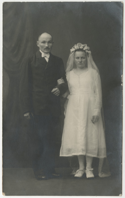 Villem Vares koos pruutkleidis abikaasaga
