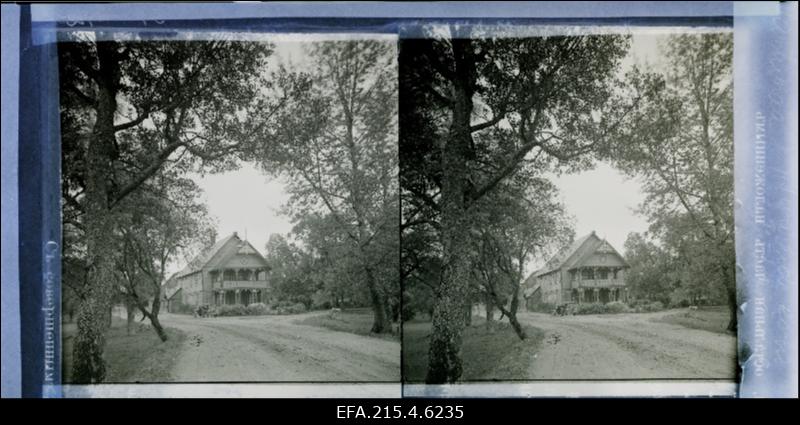 Vaade Turistide Kodu hoonele Pühajärvel.