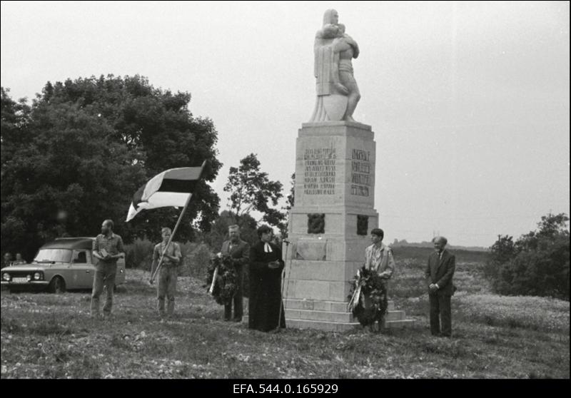 Vabadussõja ausamba avamine Viljandimaal. Kõneleb õpetaja Vello Salum.