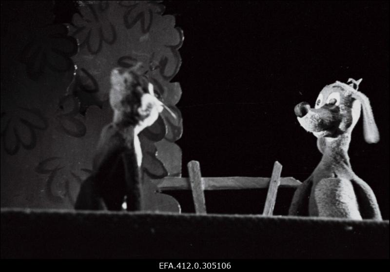 KET Tall.a/ü [nl.] nukunäitering esitamas näidendit "Pif tegutseb".