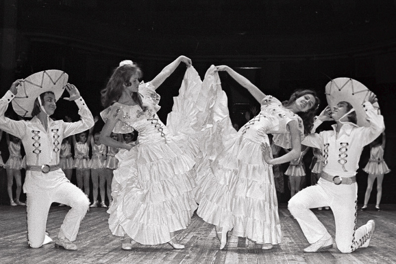 Esineb Tallinna 46. Keskkooli  balletiring  “Pähklipureja”.