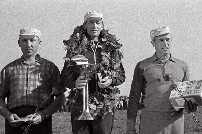 J. Gagarini nim Näidissovhoostehnikumi Vana-Võidu osakonnas toimunud põllumajandustöötajate vabariiklikul kutsealadevõistlustel kündmises võitjaks tulnud (vasakult) Erich Kunnus Võru rajooni Vastseliina sohvoosist, Elmar Veski Tartu rajooni Avangardi kolhoosist ja Auleid Põlluäär Kingissepa rajooni Sõrve sovhoosist.