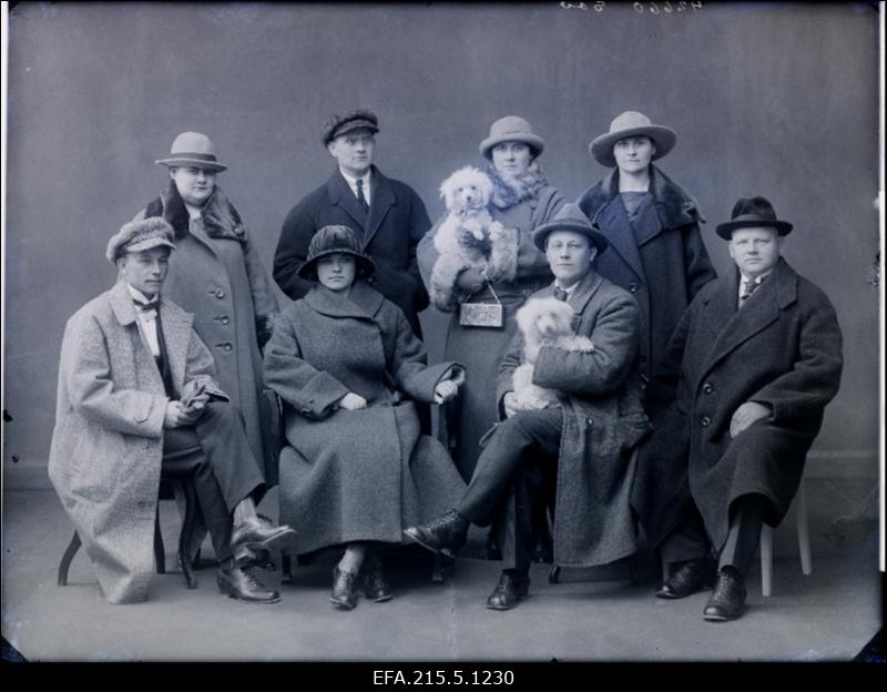 Grupp inimesi koertega, (foto tellija Soo).