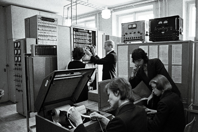 Tallinna Polütehnikumi õpilased laboratoorset tööd tegemas.