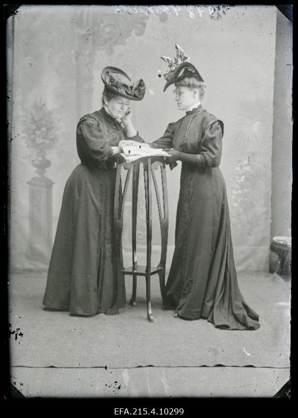 Kaks naist, (foto tellija Papello).