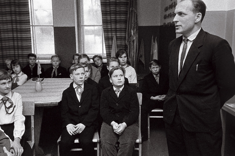 Ago Murdvee Tartu 7. Keskkooli pioneeridele oma õest Leen Kullmanist mälestusi jutustamas.