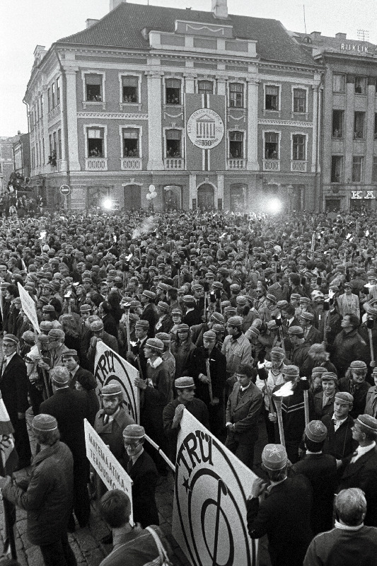 Vaade Tartu tänavatele Tartu Riikliku Ülikooli 350. aastapäeva pidustuste ajal.