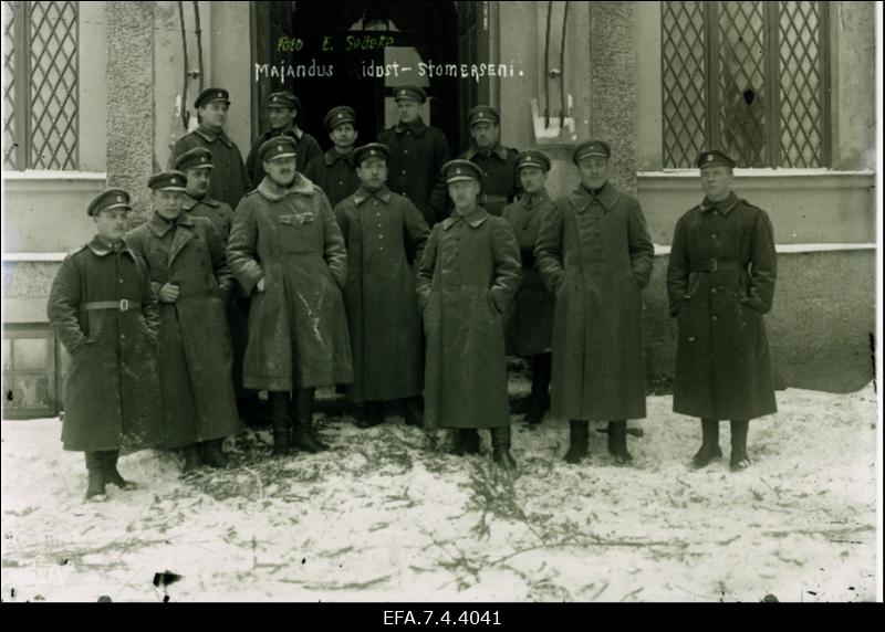 Vabadussõda. 2.Jalaväepolgu majandusjaoskonna ohvitserid ja allohvitserid Stomersee (Stameriena) mõisa peahoone juures. [Esireas paremalt kolmas polgu majandusülem alamkapten Albert Sepping?].